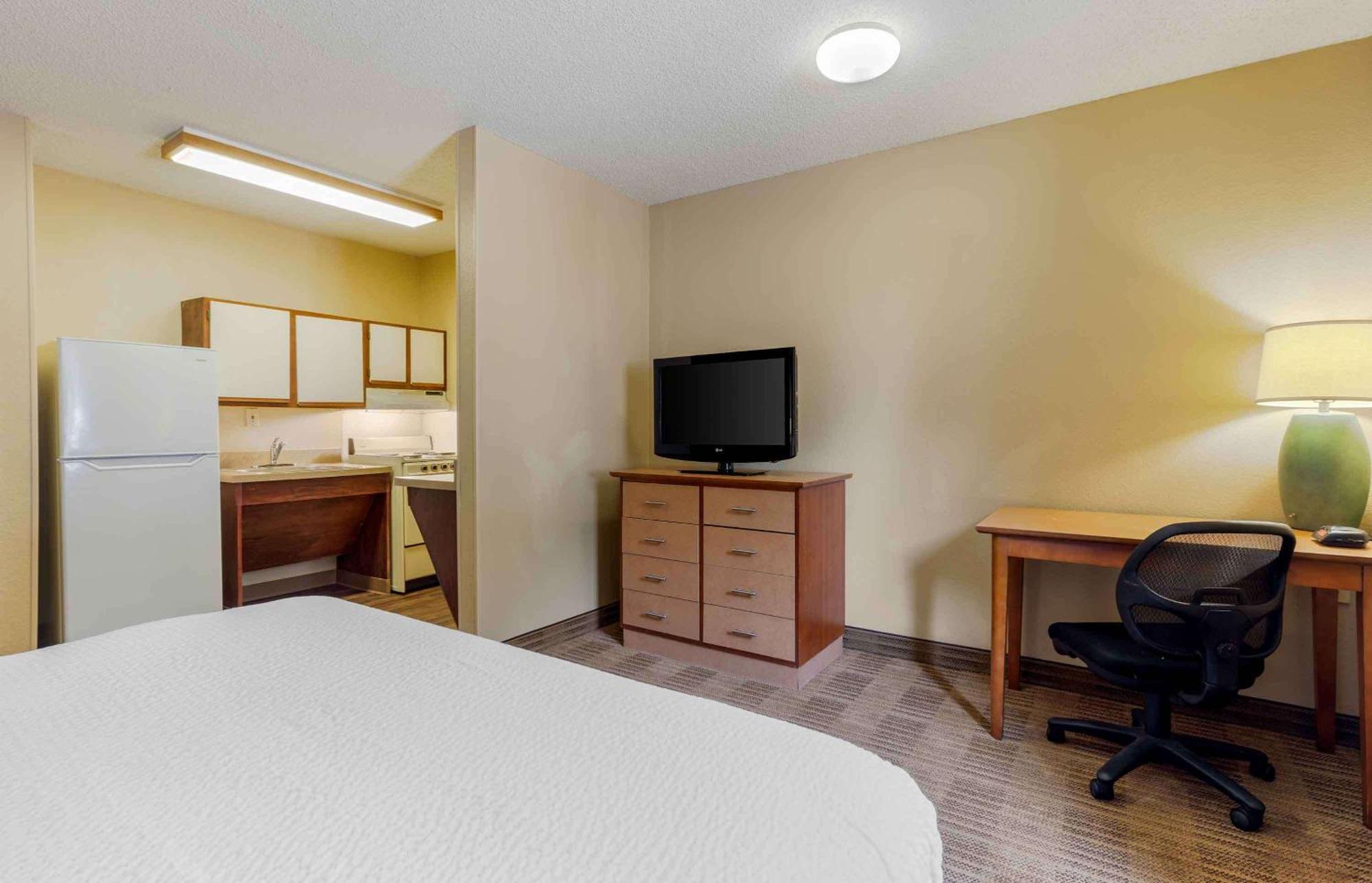 Extended America Select - - I-64 - Jefferson Avenue Newport News
